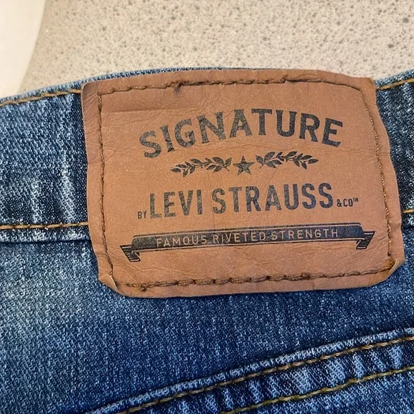 Signature By Levi Strauss Men’s Jeans - Picture 3 of 6
